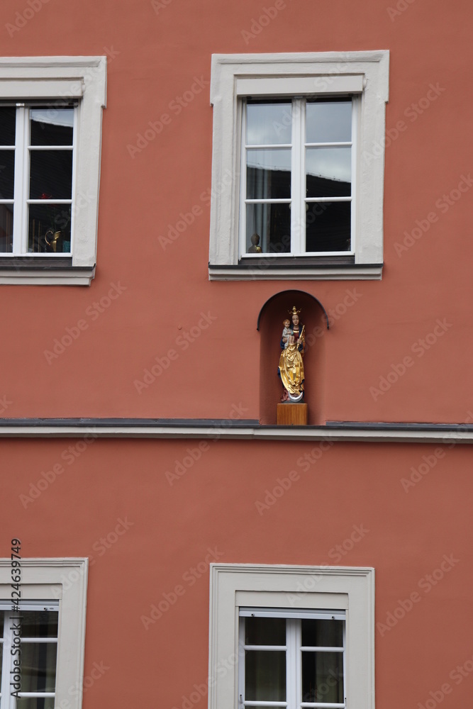 Hausmadonna Madonna Marienfigur Marienstatue Maria Hausfassade Fassade hausmadonna-madonna-marienfigur-marienstatue-maria-hausfassade-fassade