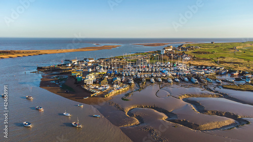 Foto An aerial view of the marina at Felixstowe Ferry in Suffolk, UK