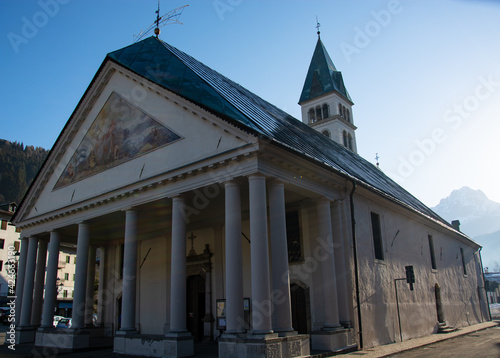 la chiesa del piccolo centro di Santo Stefano di Cadore sulle Dolomiti Bellunesi