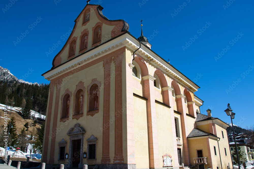 la antica chiesa di Sappada sulle Alpi italiane