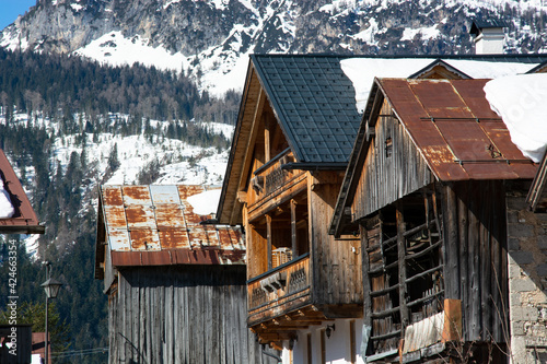 antiche case nel centro cittadino di Sappada sulle Alpi