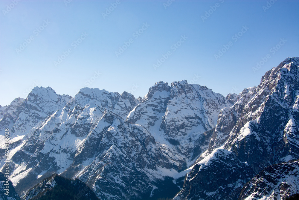 la neve ancora resiste sul gruppo dei Brentoni in comelico sulle dolomiti italiane