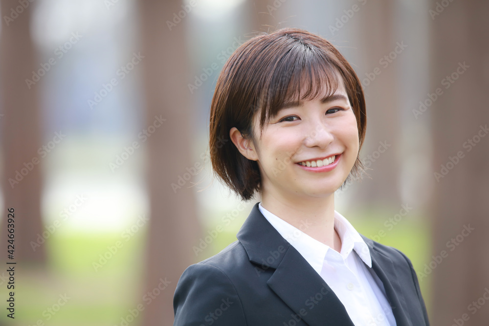 笑顔の女性社員イメージ 笑顔の女性社員イメージ