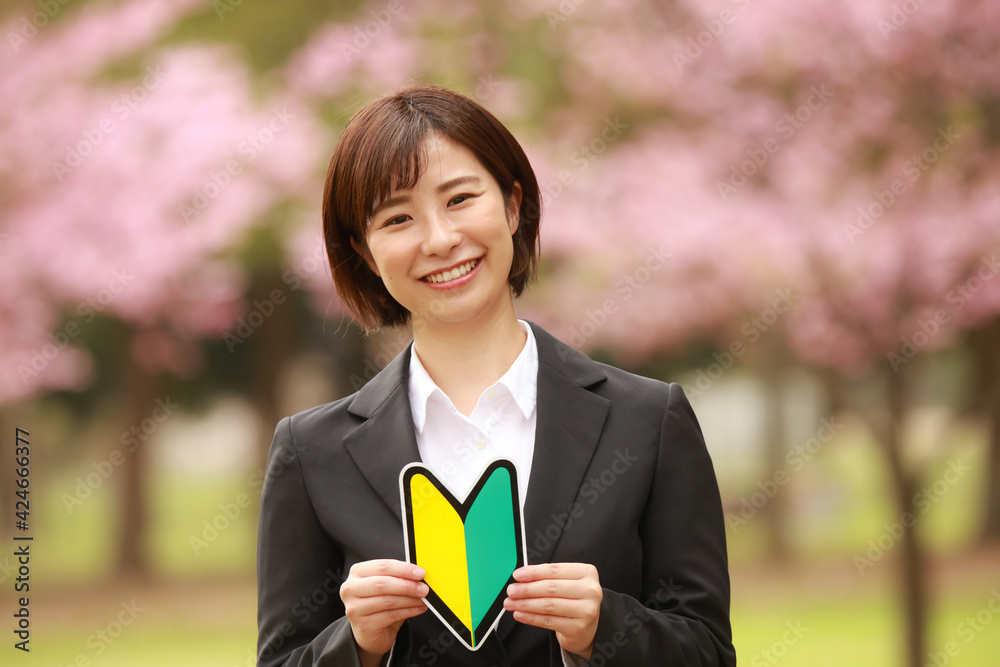 Fototapeta premium 初心者マークを持つ女性社員