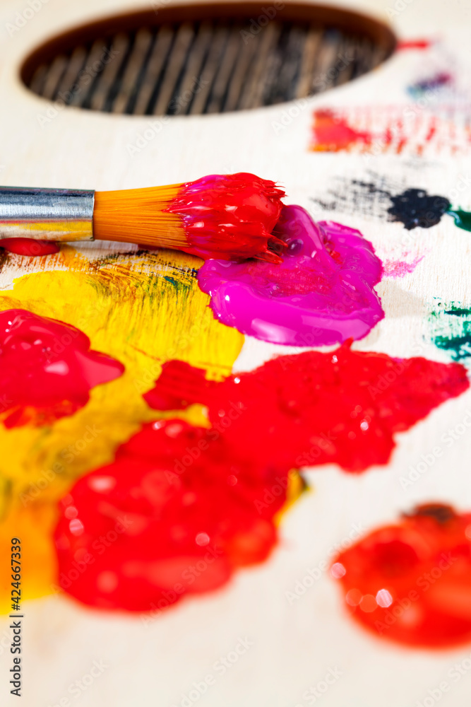 Obraz premium mixed on a wooden palette of multi-colored paints
