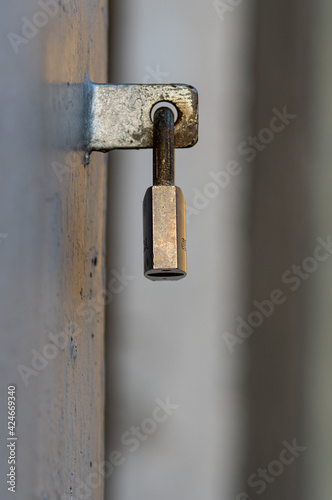metalowa kłódka na bramie z boku