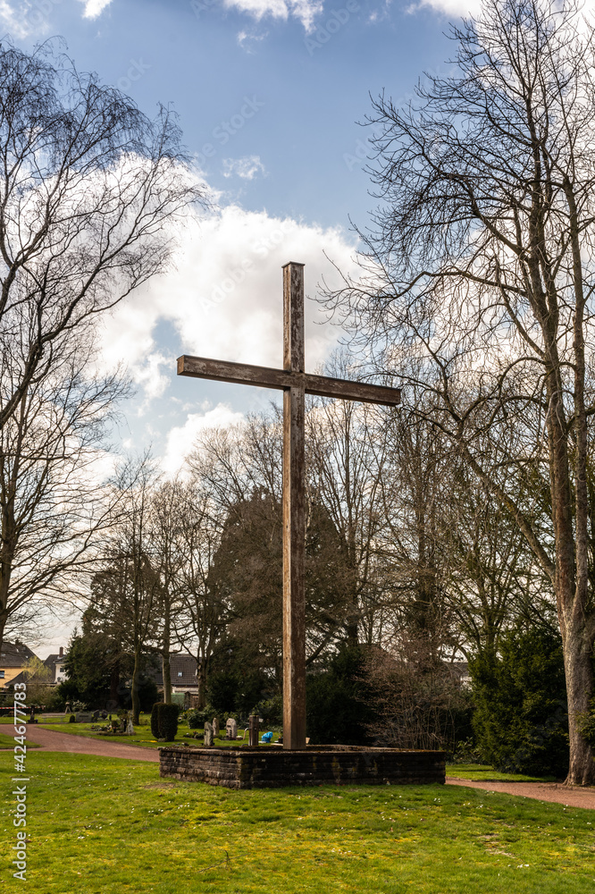 großes zentrales Kreuz als Mittelpunkt des Friedhofes großes zentrales Kreuz als Mittelpunkt des Friedhofes