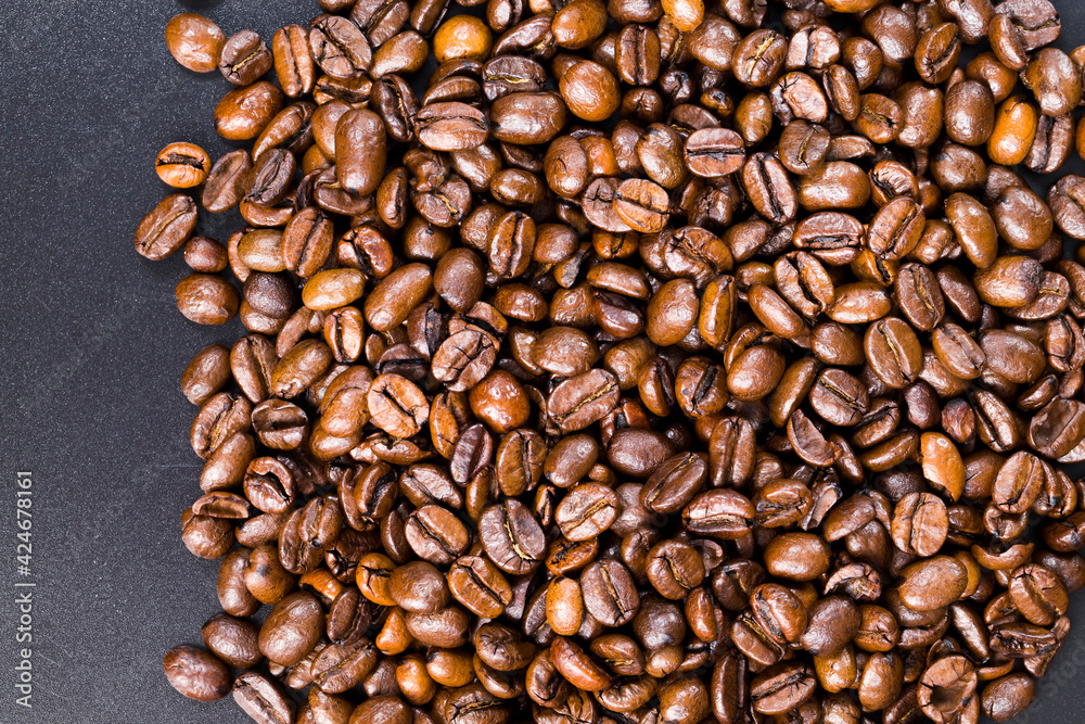 Obraz premium whole and flavorful coffee beans scattered in a chaotic order