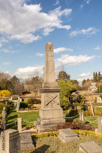 Großer Grabstein auf einem Familiengrab