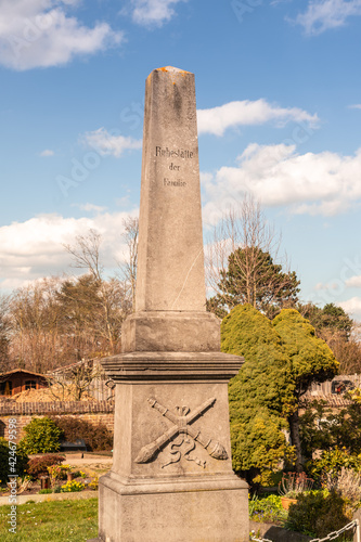 große Stele , Familiengrabstein mit Fackelsymbolen