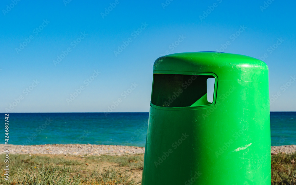 Obraz premium Empty beach with trash can