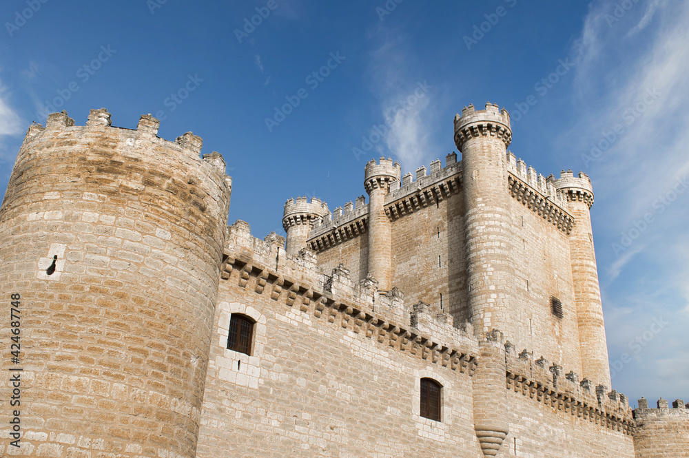 Imponente castillo medieval en Fuensaldaña, provincia de Valladolid, España