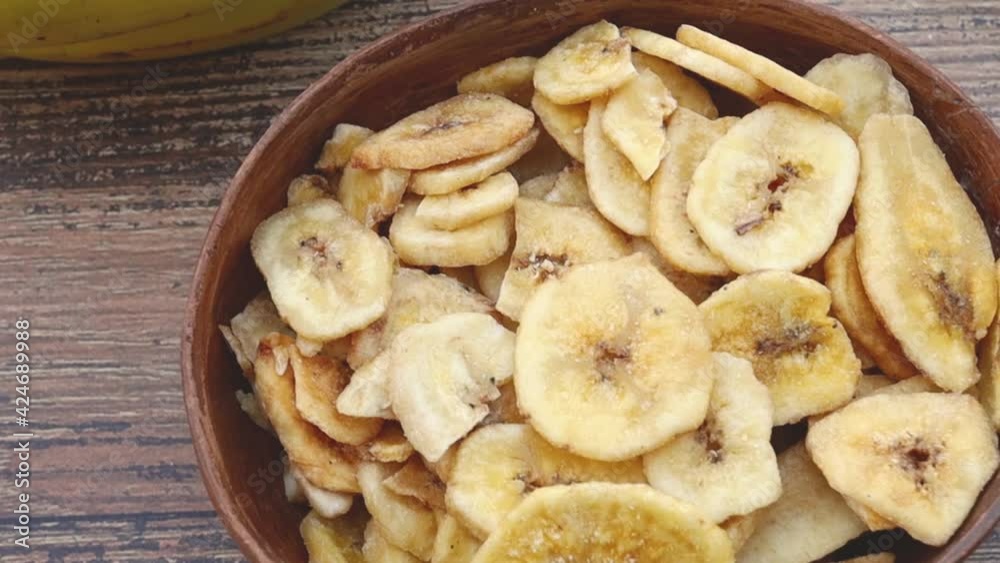 plat de rondelles de bananes séchées sur une table plat de rondelles de bananes séchées sur une table