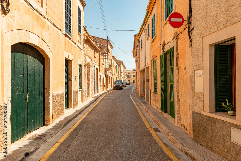 An alley in the old town of Santanyi at high noon | Mallorca | 5678 An alley in the old town of Santanyi at high noon | Mallorca | 5678
