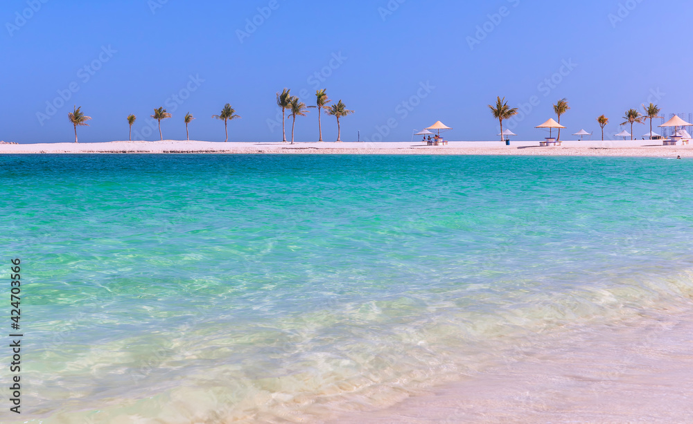 Obraz premium Palm trees on Al Mamzar beach in Dubai