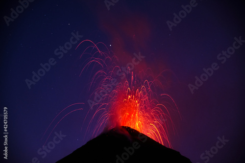 volcán en erupción de noche, la lava saliendo del crater
