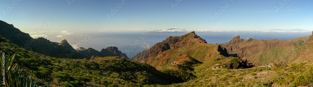 Vista panorámica del abrupto barranco de Masca en el sur de la isla de Tenerife, Islas Canarias, España. Islas de La Palma y La Gomera en el océano Atlántico al fondo. Vista panorámica del abrupto barranco de Masca en el sur de la isla de Tenerife, Islas Canarias, España. Islas de La Palma y La Gomera en el océano Atlántico al fondo.
