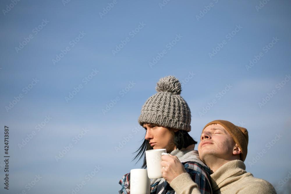 Obraz premium Romantic relationship and winter holiday vacation concept. Happy smiling couple 