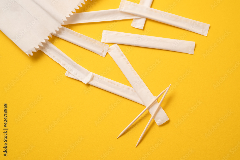 Packed wooden toothpicks. Individually wrapped mint wooden toothpicks. Scattered packages of toothpicks Packed wooden toothpicks. Individually wrapped mint wooden toothpicks. Scattered packages of toothpicks