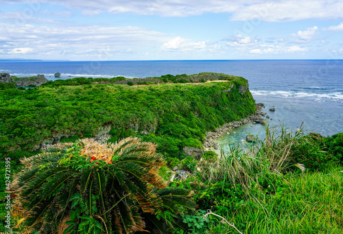 沖縄 宮城島　幸せ岬こと「果報バンタ」の崖から海の見晴し