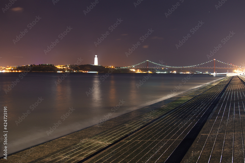 Obraz premium city bridge at night