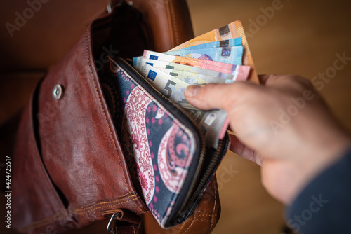 Taschendieb stiehlt Geldscheine aus Tasche photo