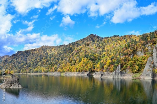 青空バックに映える豊平峡の紅葉情景＠北海道
