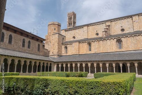 Obraz na płótnie Gardens of Cathedral of Santa Maria d'Urgell. Catalonia w salonie