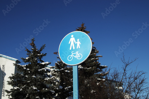 Canvas Print portly sign on the background of trees and snow