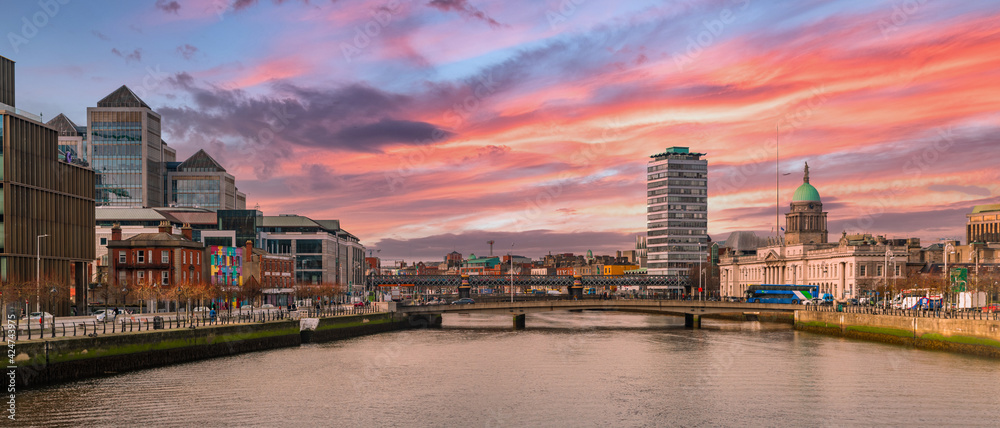 Obraz premium Beautiful scene daylight Dublin Ireland capital landscape city urban area old town modern office building 