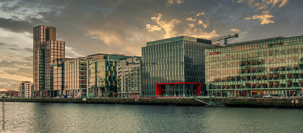 Obraz premium Beautiful scene daylight Dublin Ireland capital landscape city urban area old town modern office building