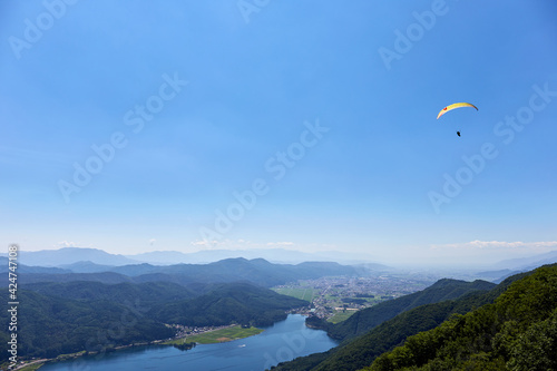 夏、木崎湖上空を飛ぶパラグライダー 長野県 大町市