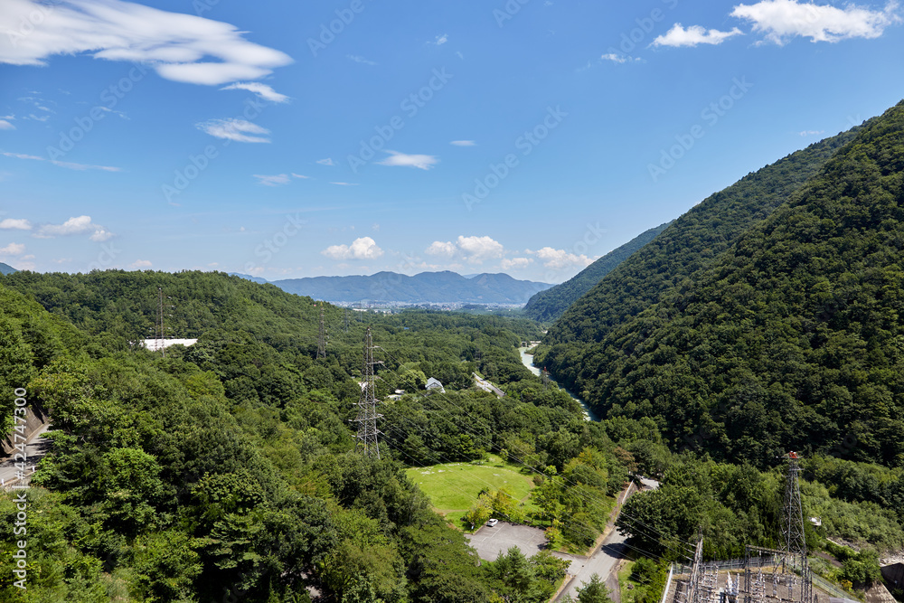 夏、大町ダムから見た大町市の風景 長野県