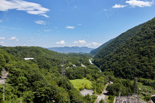 夏、大町ダムから見た大町市の風景 長野県