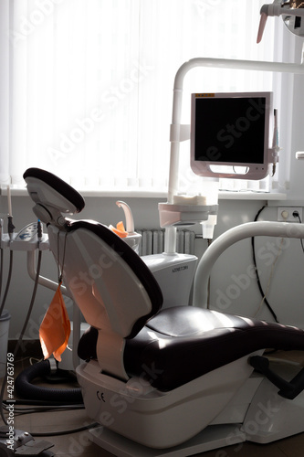 Equipment for the treatment of teeth in the dental office
