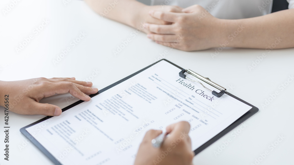 Doctor is currently diagnosing the disease and giving advice to psychiatric patients, Describing the medical approach to treating the illness, Health analysis and consultation and treatment concept. Doctor is currently diagnosing the disease and giving advice to psychiatric patients, Describing the medical approach to treating the illness, Health analysis and consultation and treatment concept.