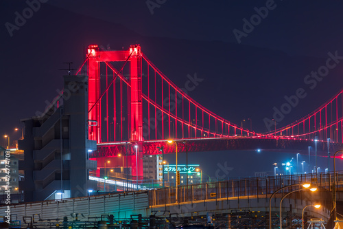 若戸大橋と都市高速夜景（福岡県北九州市） © doraneko777