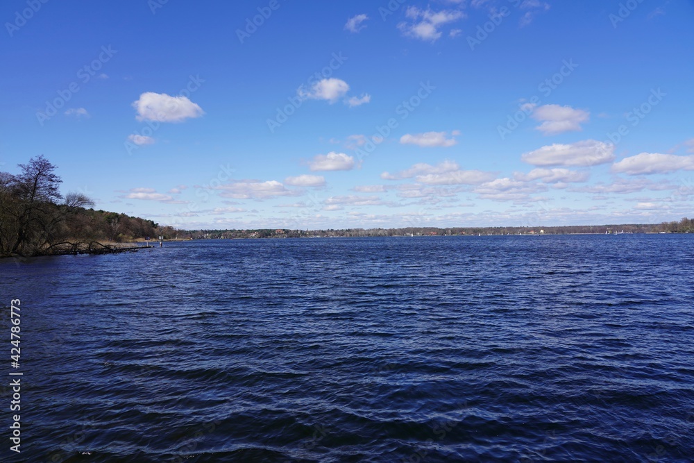 Blaue, sonnige Panoramalandschaft der Havel mit kleinen Wellen