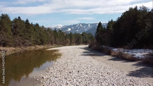 Drohnenflug über den Fluss Gail