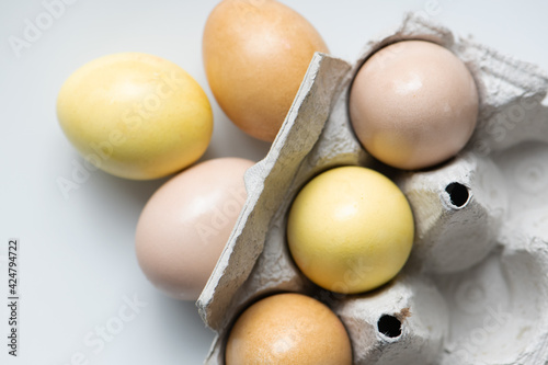 gefärbte Eier, gefärbt mit Curry, Rote Beete und schwarzem Tee