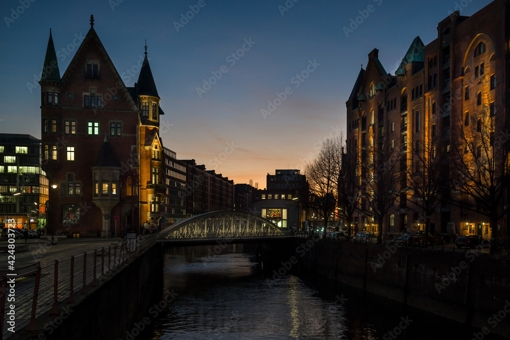 Silhouette Speicherstadt Hafen Hamburg abends entzerrt