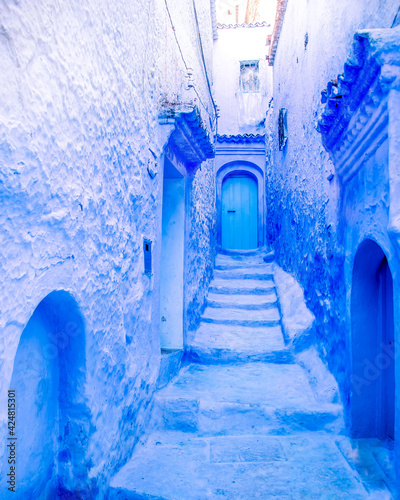 narrow street in the old city of chefchaouen © BlackBeard PG
