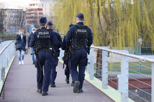 Policjanci na moście podczas patrolu rejonu służbowego. 