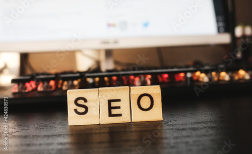 Holzbuchstaben auf  Schreibtisch, Marketing & SEO photo