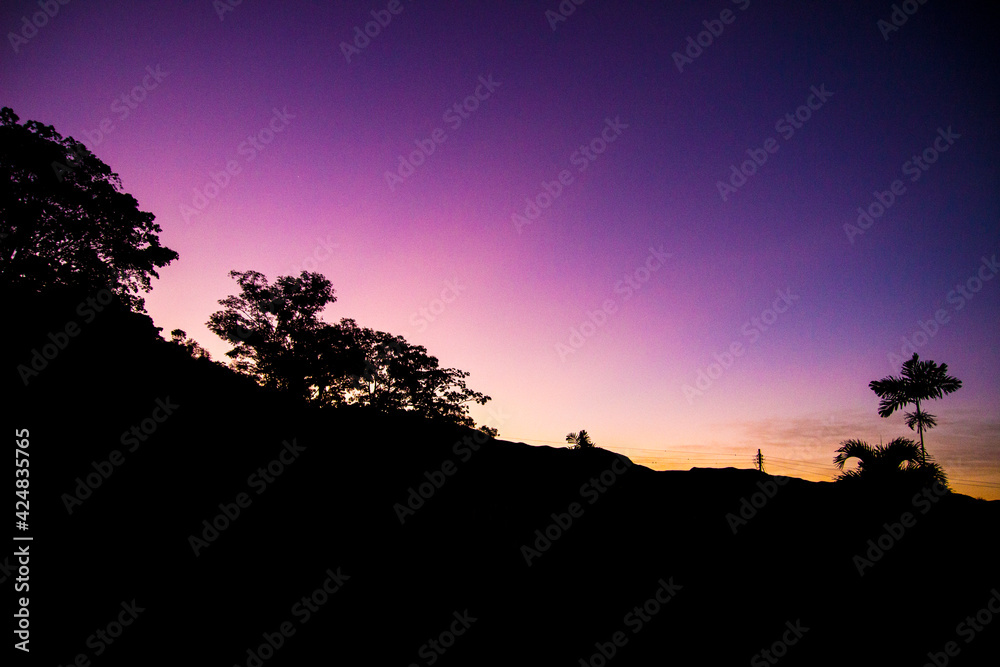 amanecer en la cordillera de la momtaña