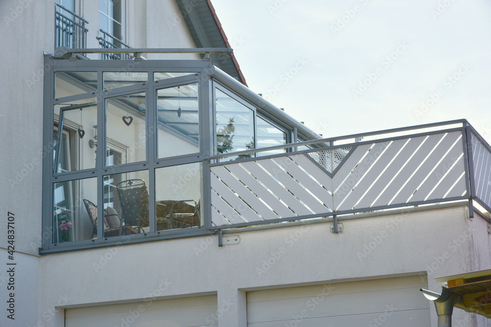 Vorgebauter Wintergarten mit dreiseitiger Verglasung an einem Wohnhaus Vorgebauter Wintergarten mit dreiseitiger Verglasung an einem Wohnhaus