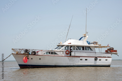 Barco de recreo anclado en las aguas del río Gambia photo