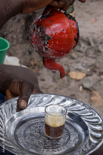 Detalle de manos sirviendo té en Makasutu, Gambia photo