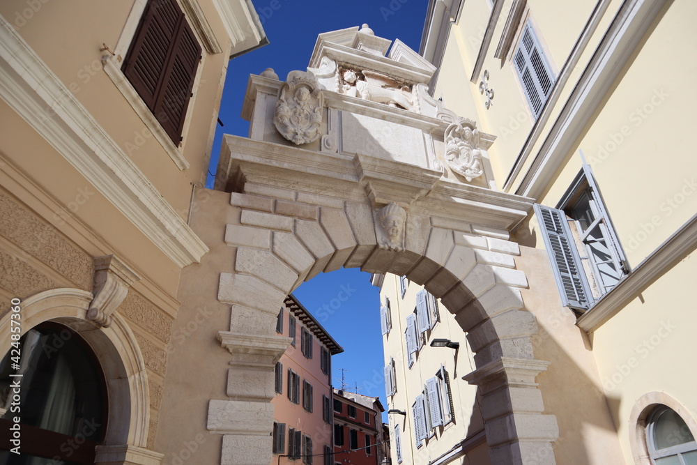 Fototapeta premium Architecture of the old town of Rovinj, Balbi arch between houses, Croatia