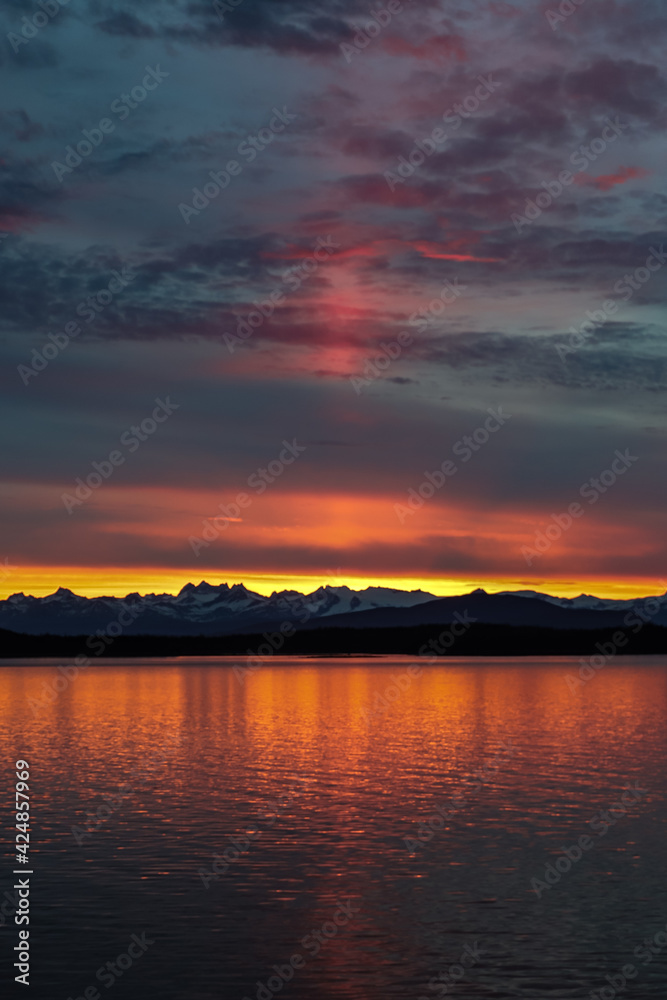 Naklejka premium Alaska Sunrise Reflection